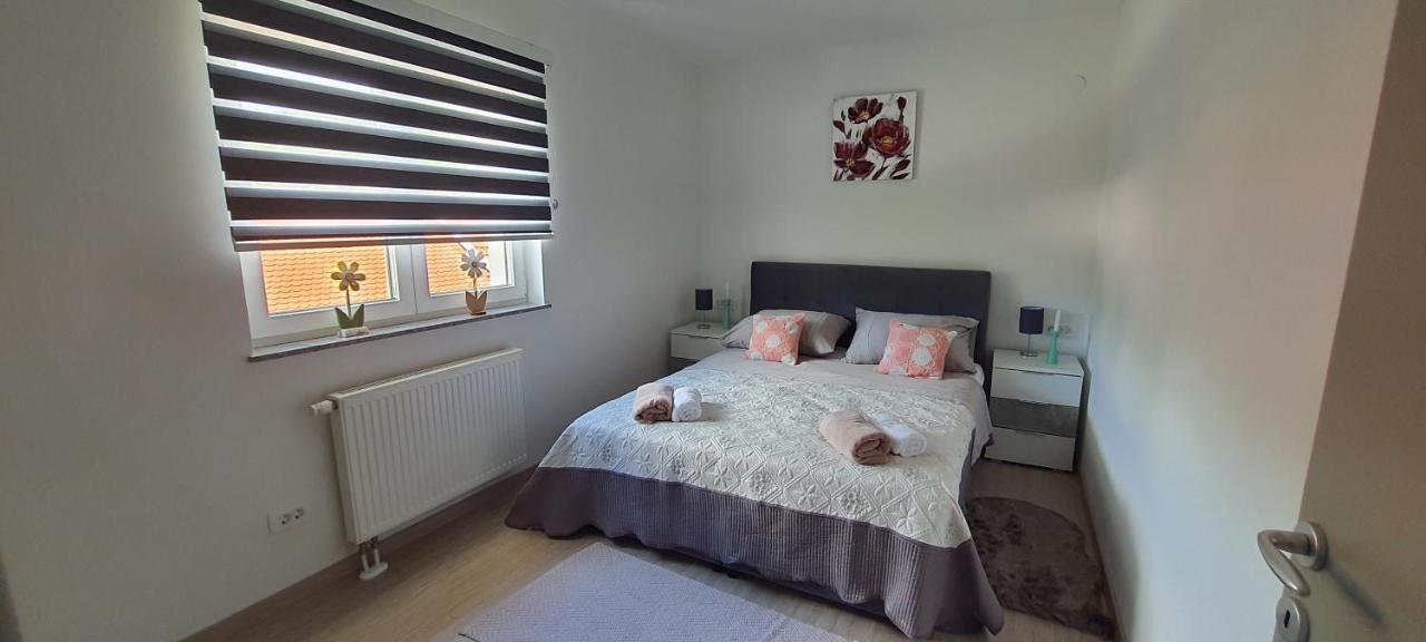 Apartmani Fenestra Tesla I Faust Otocac Exterior photo